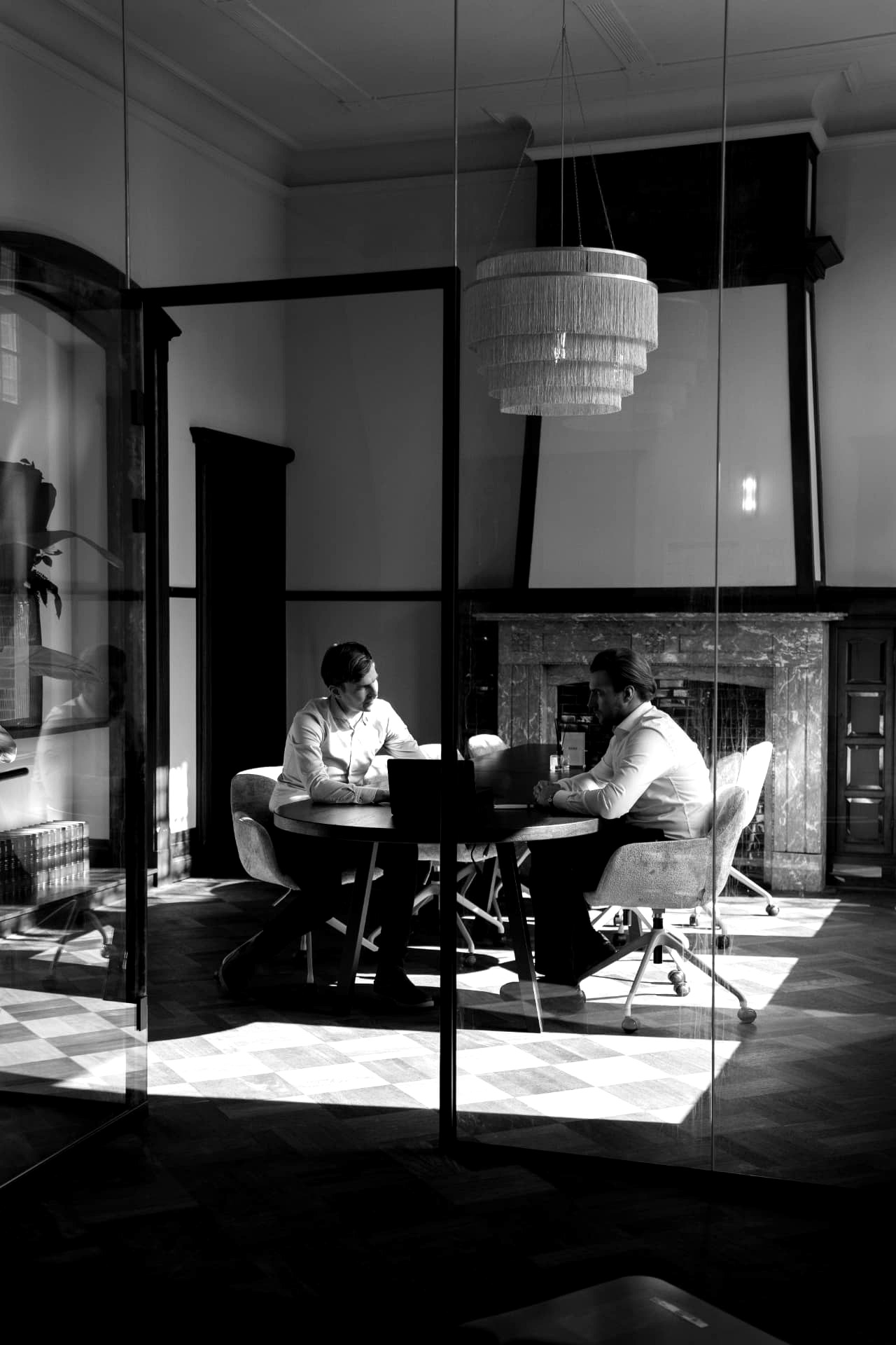Toine van Urk en Jelle Bruinsma in gesprek over een dossier