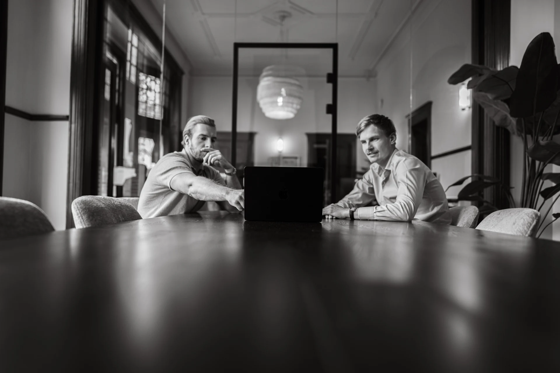 Toine en Jelle bespreken een vastgoedproject